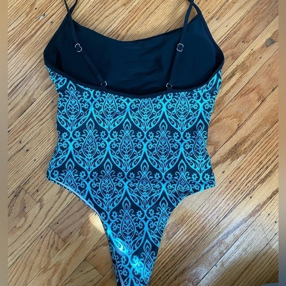 Never worn size medium swimsuit - Picture 2 of 2
